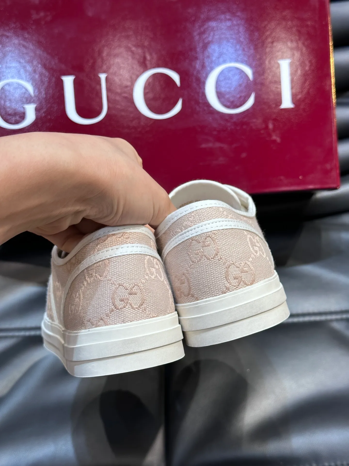 Men's shoes 💰p360 "GUUC*" Couple model 👫GG printed canvas sneakers, this sneaker is from the Gucci Lido series, and its design is inspired by the summer style and beach clubs of the Italian coast. The early autumn series reinterprets the brand's classic design elements and exquisite patterns from a modern perspective. These low-top sneakers are crafted from the brand's original fabric, the classic GG printed canvas, with a slightly distressed effect around the rubber sole. The GG pattern and logo are cleverly integrated into the sole, and the toe is embellished with an embossed Gucci logo. The towel insoles are decorated with brand logo leather labels, are light, comfortable and breathable for the feet, and come with a full set of original packaging! Size: Female 35-40 Male 38-45 (46 customized)